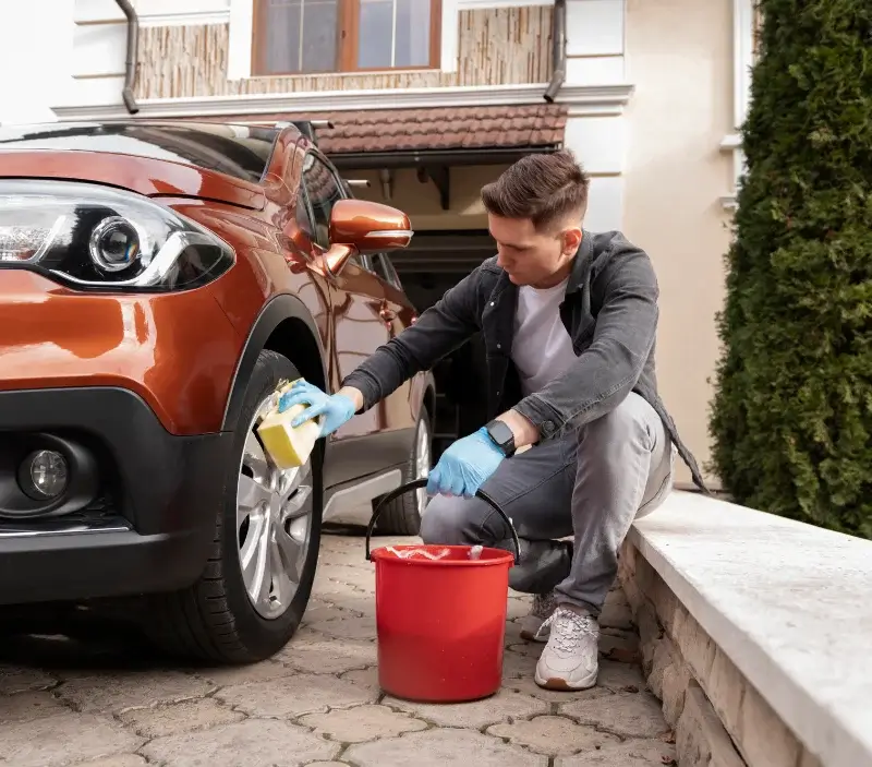 Lavage auto à domicile Saint-Pierre-de-Colombier : professionnel intervenant sur un véhicule